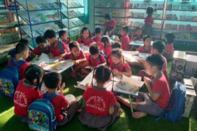 Trẻ 5 tuổi tham quan trường Tiểu học