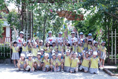 Cô và trò Trường MN Nghĩa Hiệp chung tay phòng chống dịch Covid