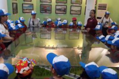 Trẻ 5 tuổi tham quan khu chứng tích Sơn Mỹ
