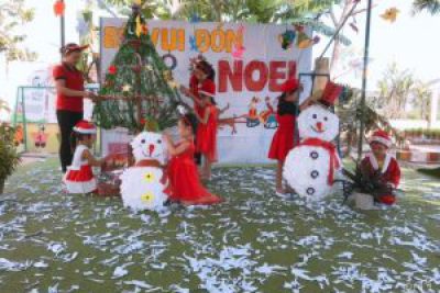 Bé vui noel