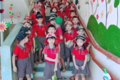 Trẻ 5 tuổi tham quan trường Tiểu học