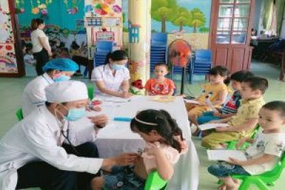 Sự phối hợp giữa nhà trường và các bậc cha mẹ trong việc chăm sóc, giáo dục trẻ ở trường mầm non