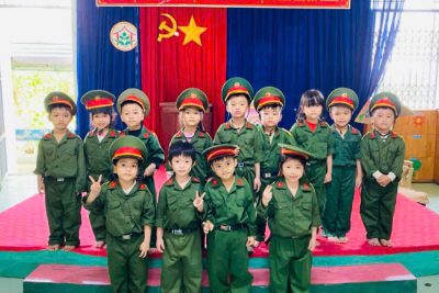 Nhân ngày thành lập quân đội nhân dân, các cháu Trường Mầm non Nghĩa Hiệp tập làm chú bộ đội